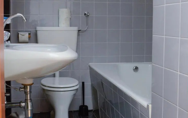 Jacks Lake & Mountain (JLM) Hostel