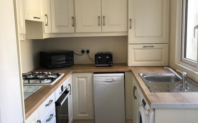 Newly Refurbished 3 Bed House Near City