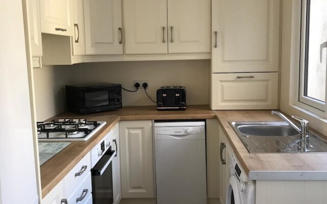 Newly refurbished 3 Bed House Near City