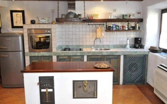 House Rilovic - Two Bedroom House With Swimming Pool and Jacuzzi