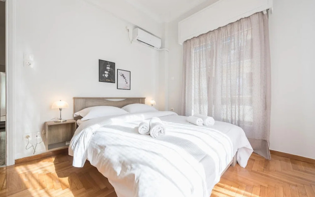 Bright 2 Bdrm apt in the Heart of Athens