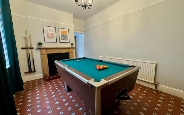 Large CityCentre Townhouse & Pool Table with Offroad Parking