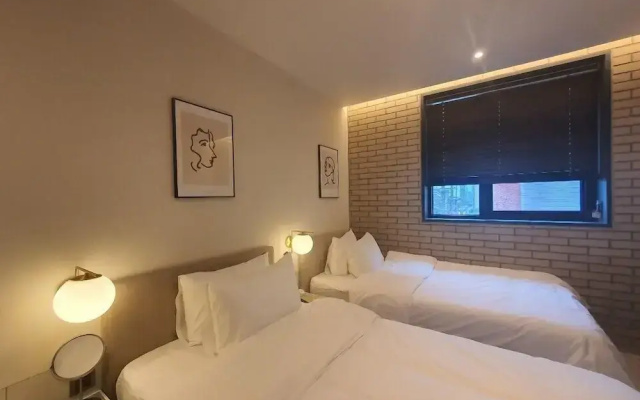 Seven Bricks Hotel