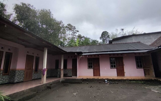 OYO 93395 Pondok Wisata Sekar KemuningNearWonogondang Camp ( Bumi Perkemahan Wonogondang )