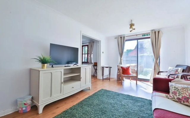 Homely 5 Bed House - 15 Mins to Cardiff City