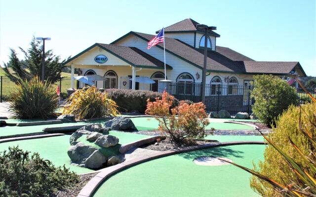 Emerald Dolphin Inn & Mini Golf