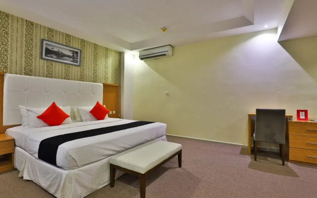 Capital O 338 Asian Hotel