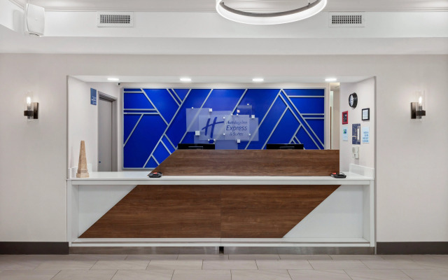 Holiday Inn Express Hotel & Suites Chicago-Algonquin by IHG