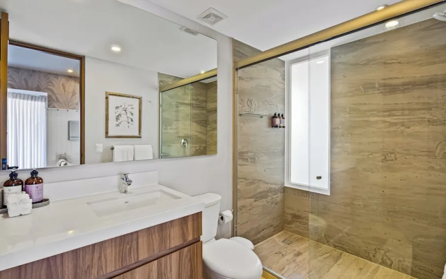 Stunning Beachfront Condo - Sea Views