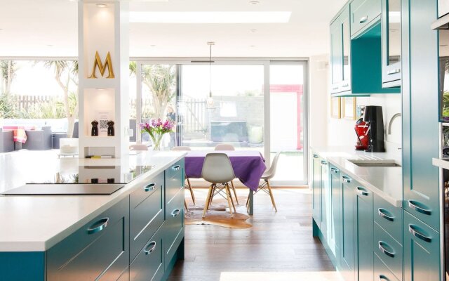 Vibrant Seafront Home With Seasonal Pool