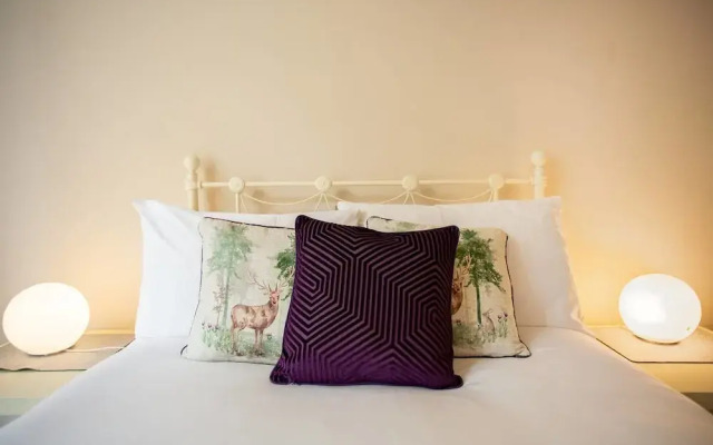 3 Bed Luxury West end Apt - Sleeps 6!