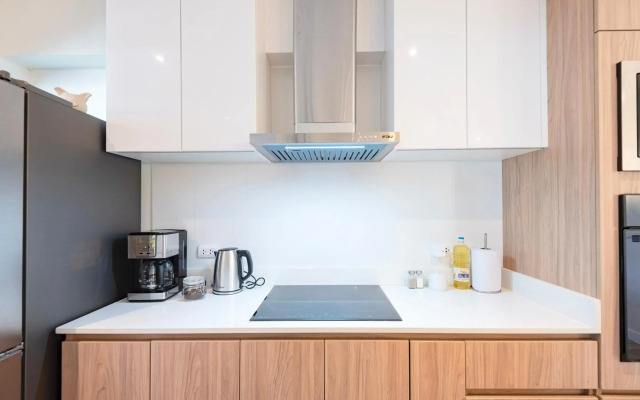 ✶ Maras Residence ✶ LUXURY Rooftop Pool & Grill