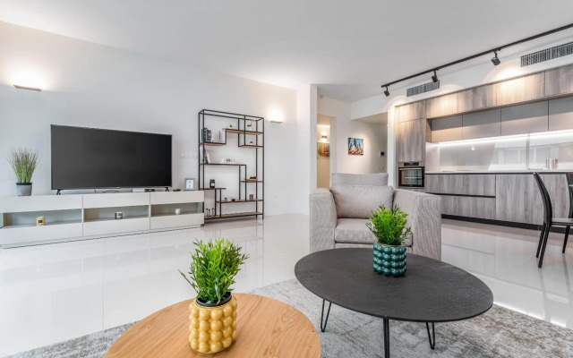 Spacious & Design 2BDR W/ balcony and parking