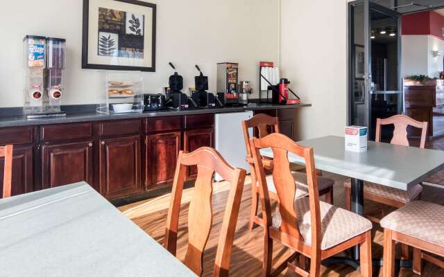 Econo Lodge Inn & Suites Conference Center