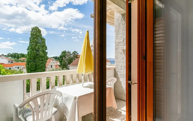 Cozy Holiday Home in Sumartin near Sea