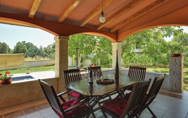 Villa in Peroj With Pool