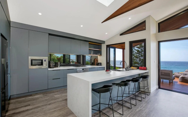 Seaview - Pet Friendly with Stunning Views - 1 Min to Beach