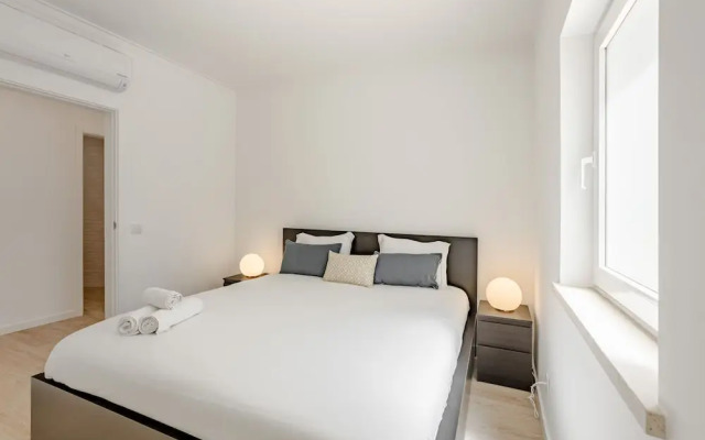 Aroeira Modern Grand Villa With Pool by Homing