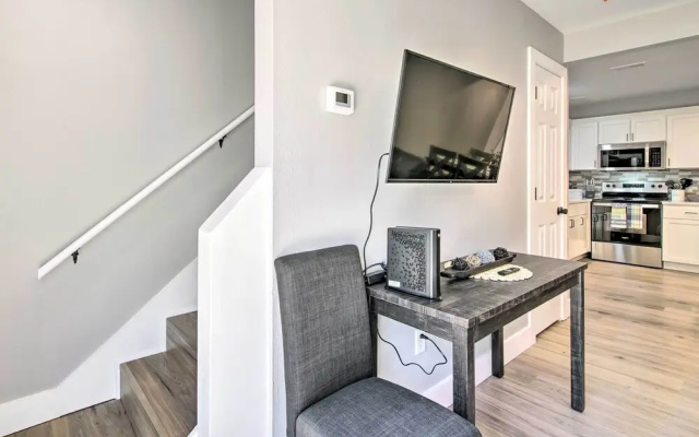 Airy Townhome: Close to Kayaking & Boating!