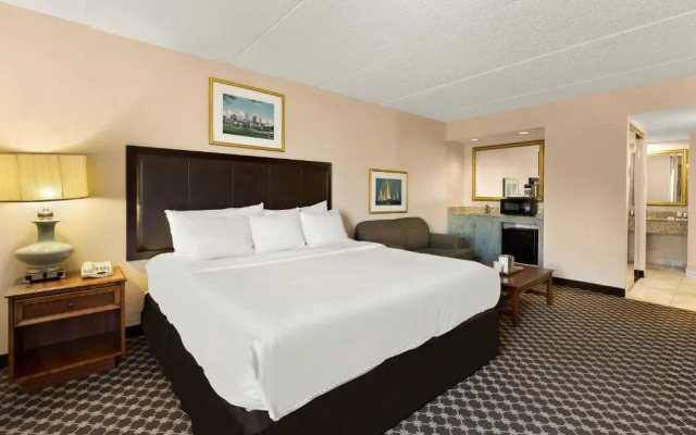 Отель RL Cleveland Airport West