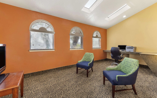 Econo Lodge Near Lackland Air Force Base - SeaWorld