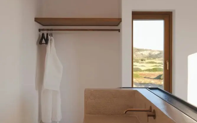 ROOTS Nature Living Milos