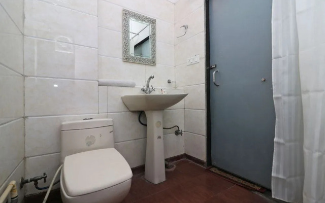 OYO 8349 Hotel Crown Palace