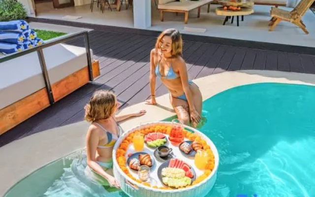 Villa Indigo - 5-BDR, huge pool and lush garden — hotel in Kuta