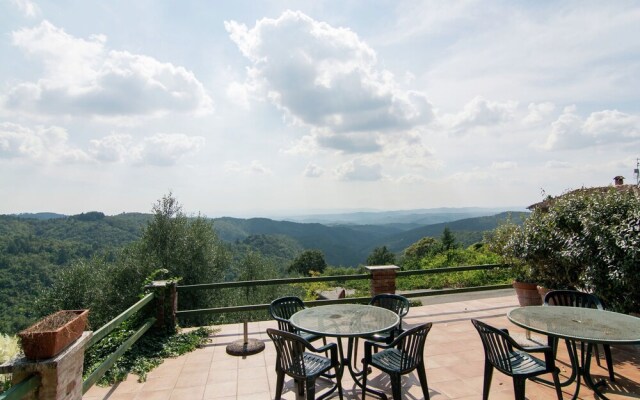 Cosy apartment in the well known Chianti area, with swimming pool and terrace.