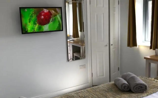 Thistledown Lodge! 5 minutes from beach!