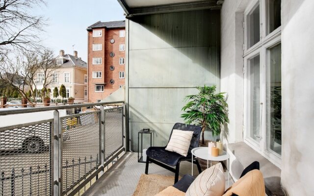 Sanders Constantin - Chic 2-bdr Apt With Balcony