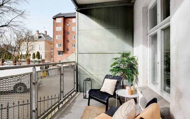 Sanders Constantin - Chic 2-bdr. Apt. w/ Balcony