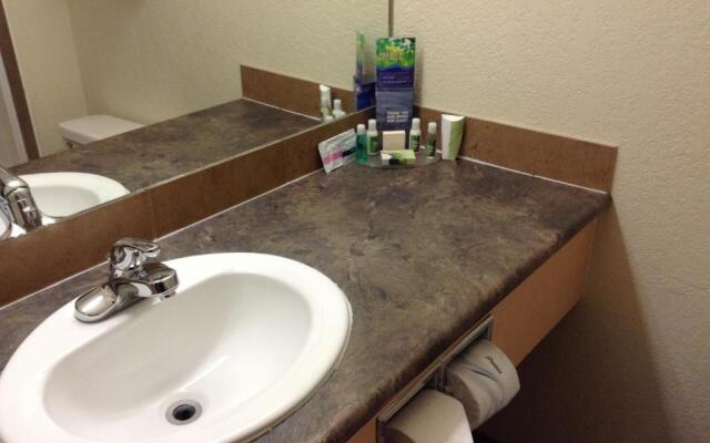 Lakeview Inns & Suites - Fort Nelson