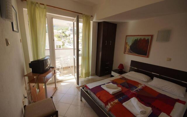 Laros Apartments