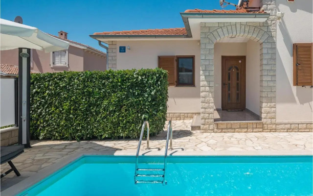 Holiday home Kastelir 50 with Outdoor Swimmingpool
