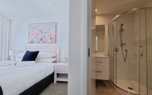 Brand New House by Botany - Parking