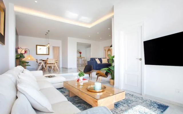 Exclusive 2BD Apartment With Private Terrace in Marbella Royal Gardens