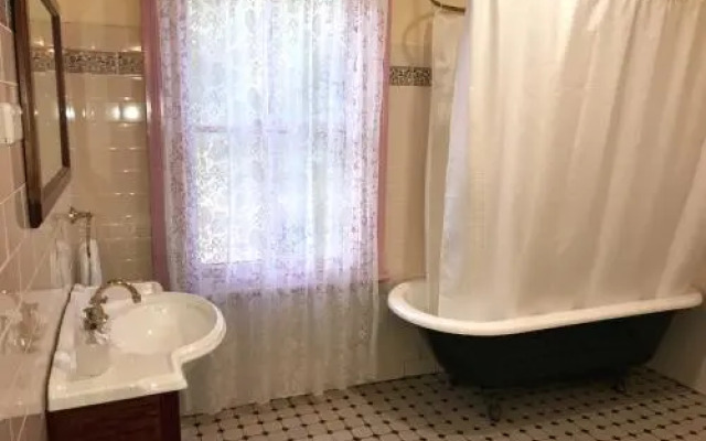 The Chalet Guesthouse And Studio