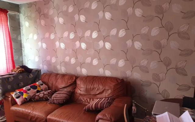 17 Spring Close Service Apartment
