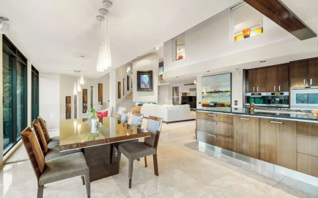 Jacuzzi Suite - Ocean Views & Beach