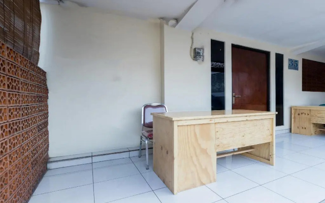 OYO 1516 Cemara Gading