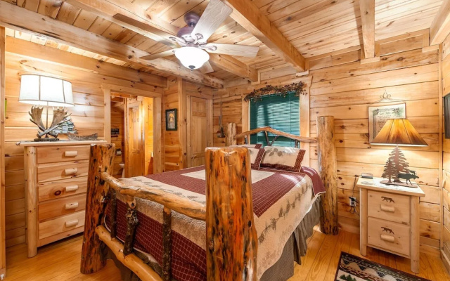 Moose Tracks 3 Bedroom Cabin by RedAwning