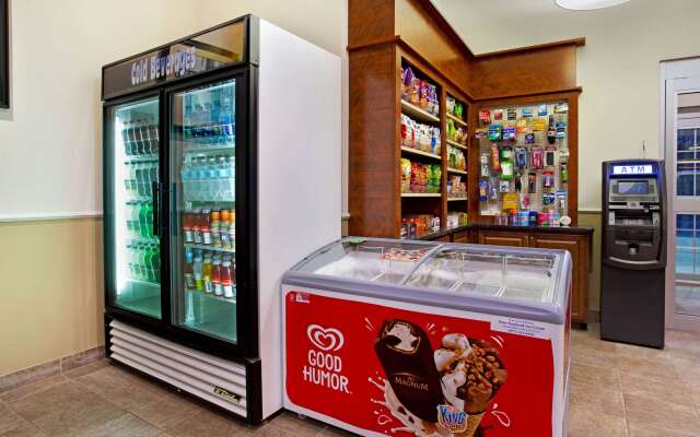 La Quinta Inn & Suites by Wyndham Stonington-Mystic Area