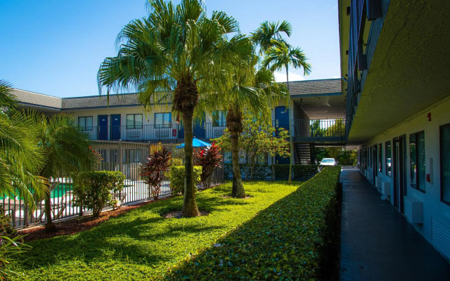 Motel 6 Lantana, FL