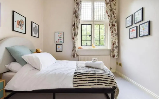 The Woking Wonder Captivating 3bdr Flat With Parking