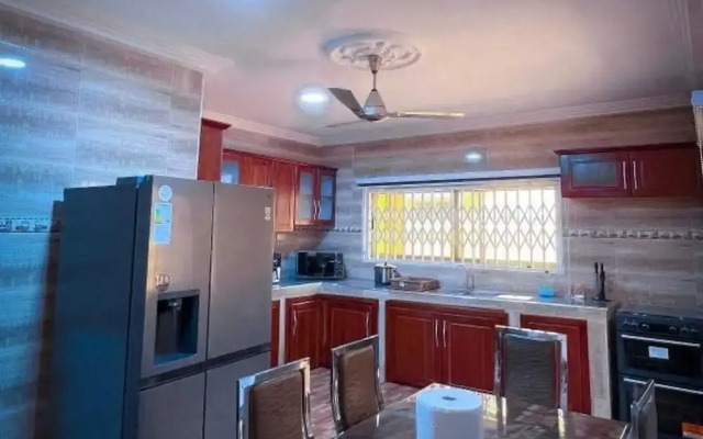 House - Sleeps 10 - Parking - Airport Close
