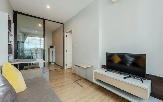 Chic Condo Near Shops & Nightlife C203