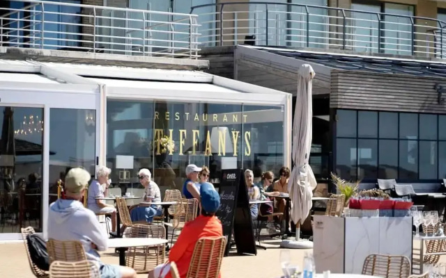 Coastal Comfort With Garage