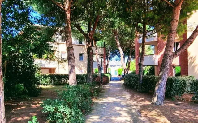 T2 jardinet avec piscine, parking et tennis