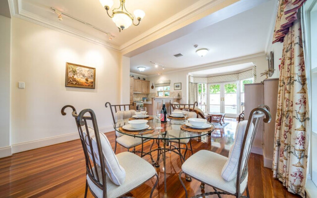 Glenelg Beach Stylish 2 Story Townhouse Sea View